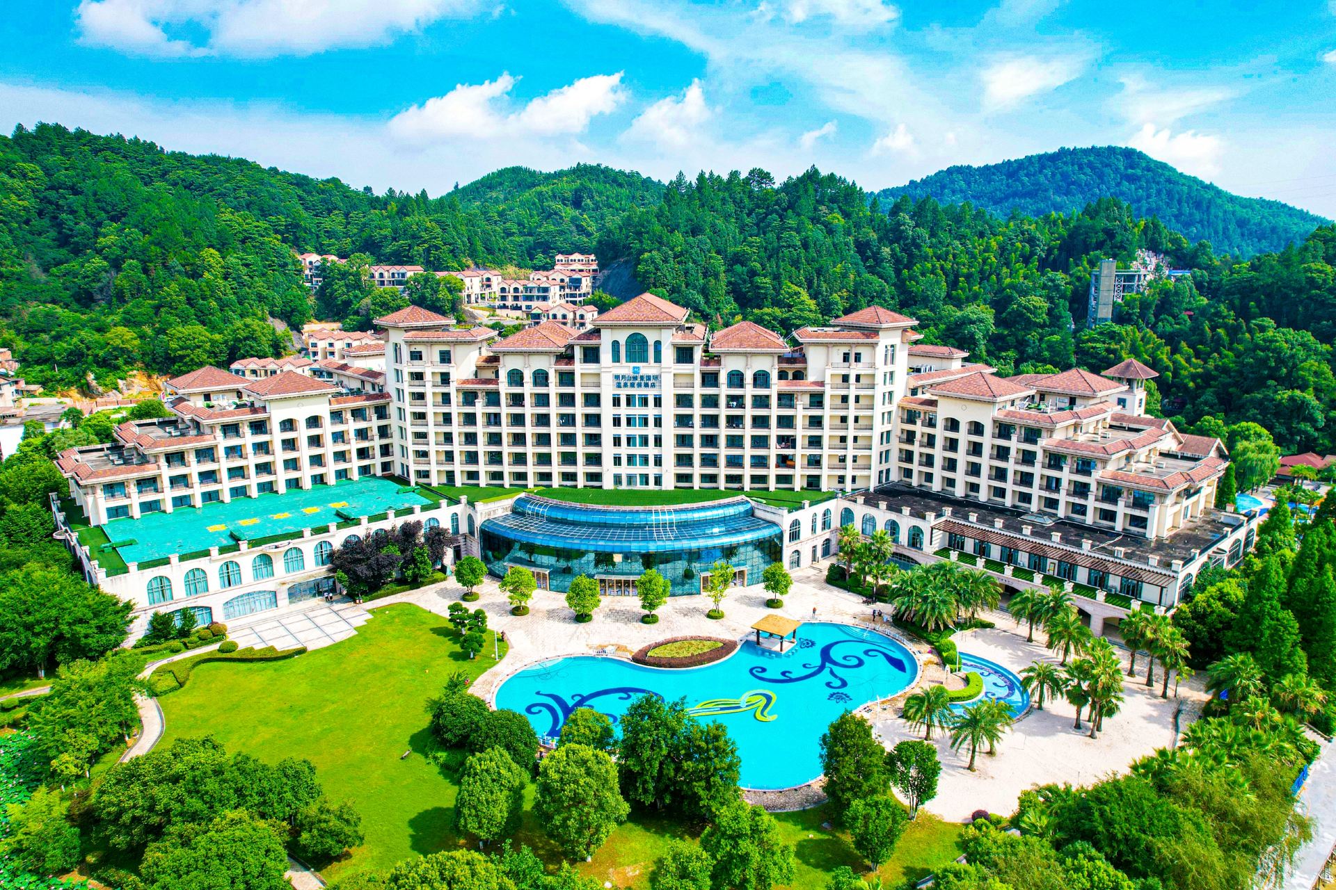 Yichun Grand Metropark Resort — exterior