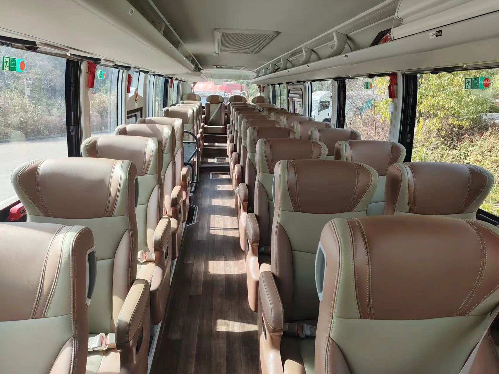 Yutong Coach — 34-Person Rated Capacity - vehicle photo 4