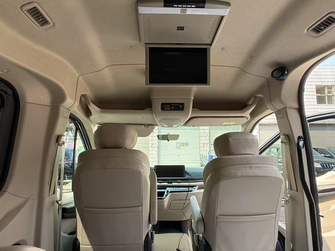 High-Roof MAXUS Minibus - vehicle photo 2