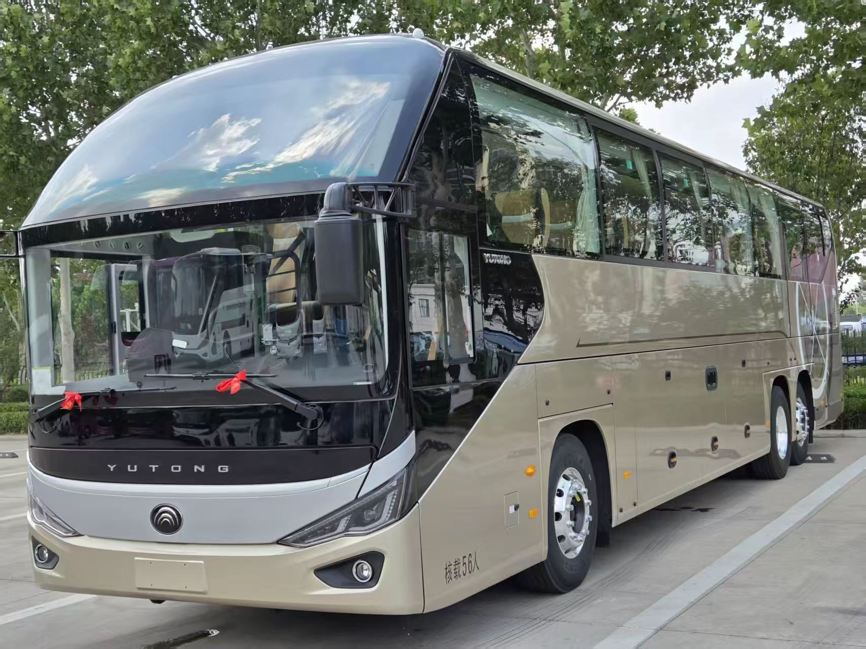 Yutong Coach — 56-Person Rated Capacity - vehicle photo 1