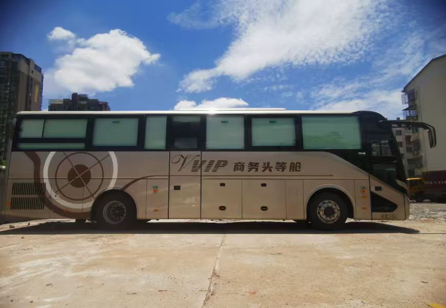 Yutong Coach — 34-Person Rated Capacity - vehicle photo 2