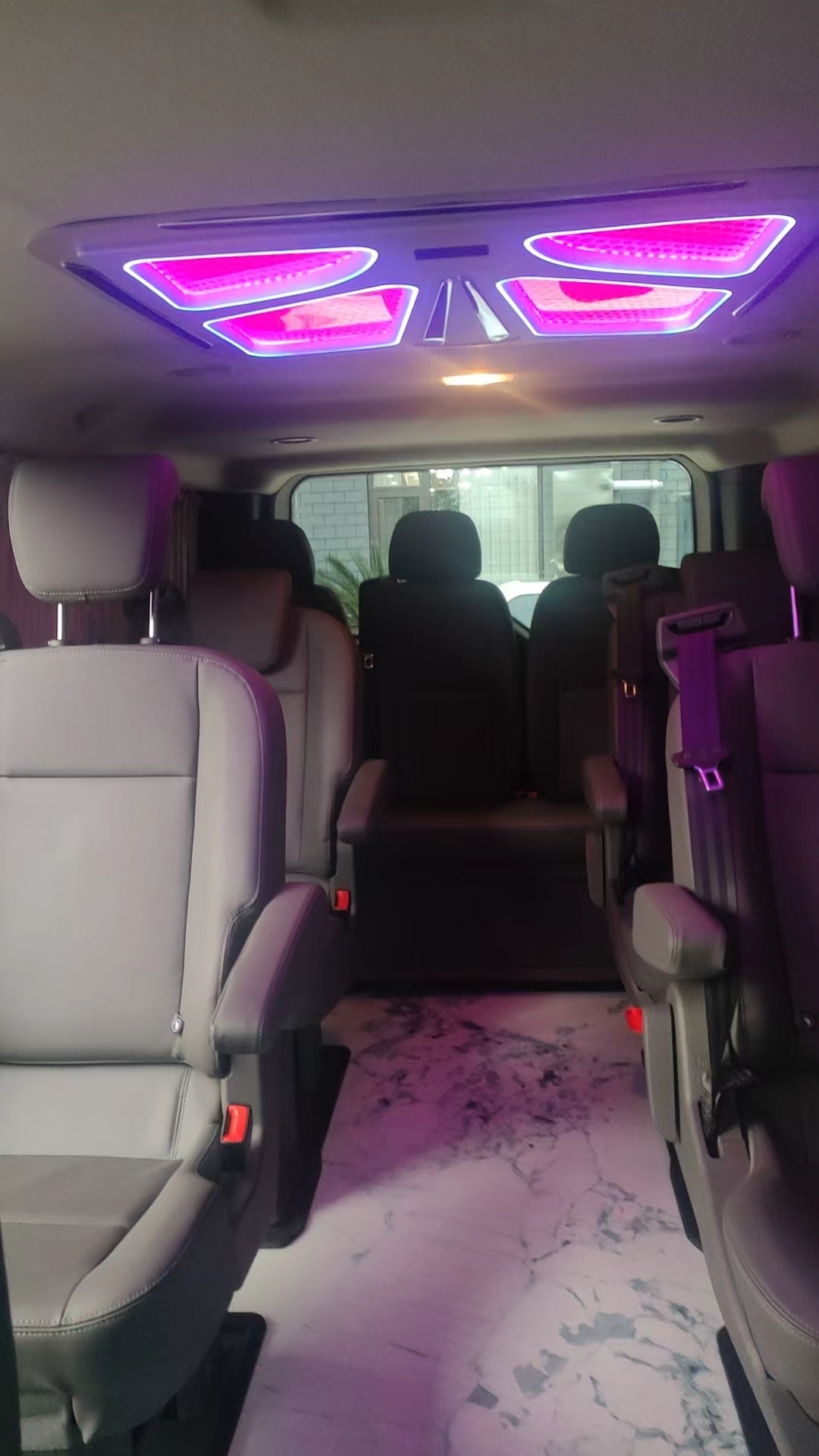 White Ford MPV - vehicle photo 2