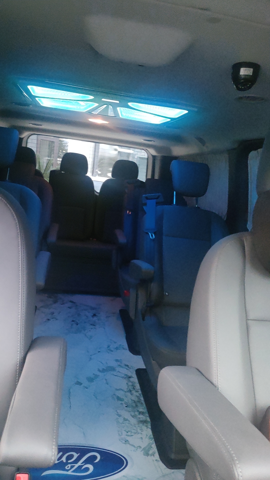 White Ford MPV - vehicle photo 7