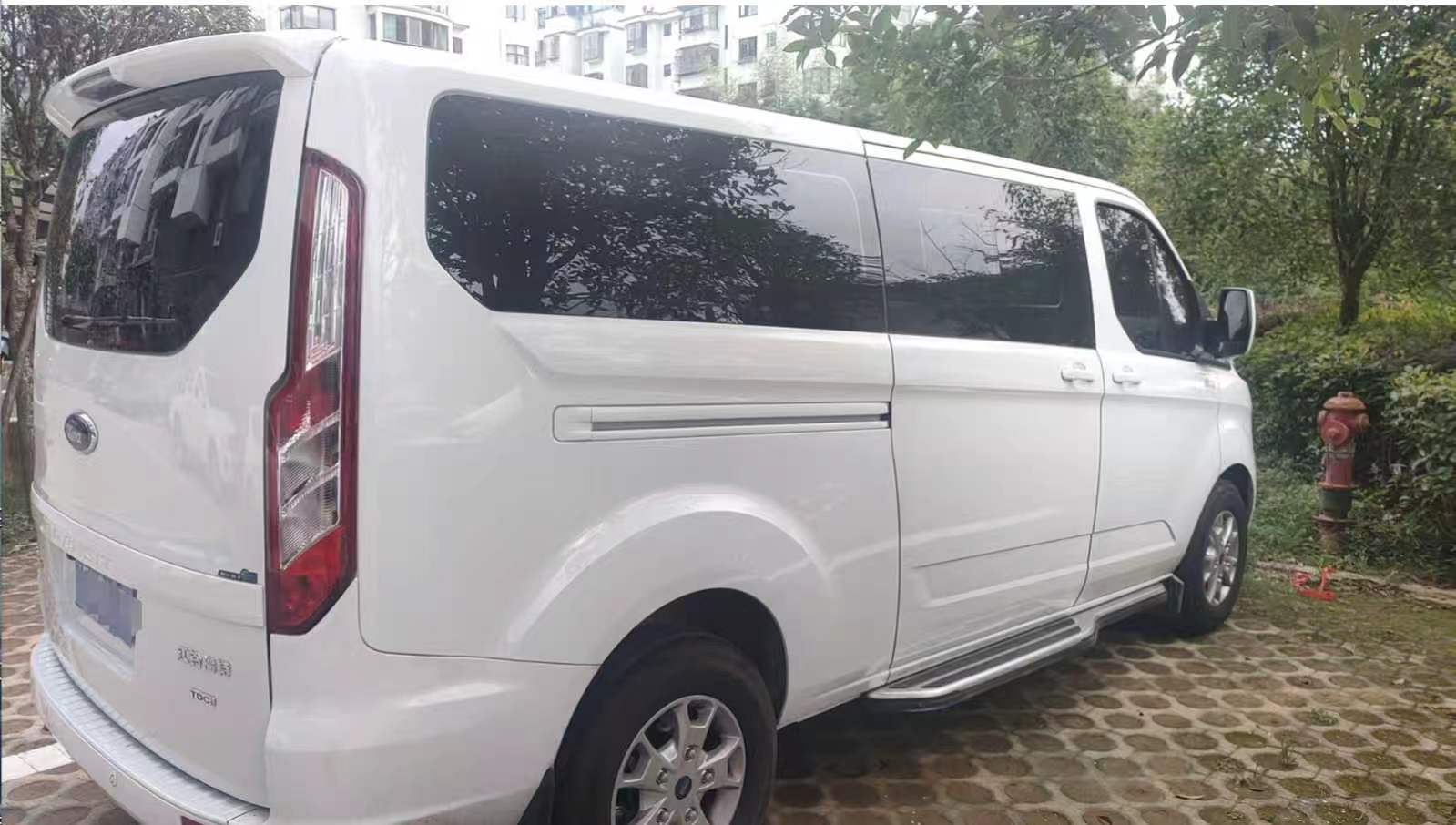 White Ford MPV - vehicle photo 5