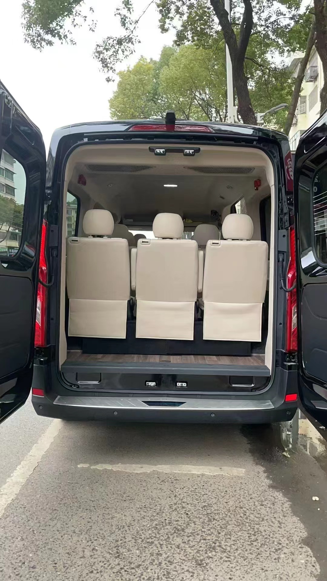 Dark MAXUS Minibus - vehicle photo 2