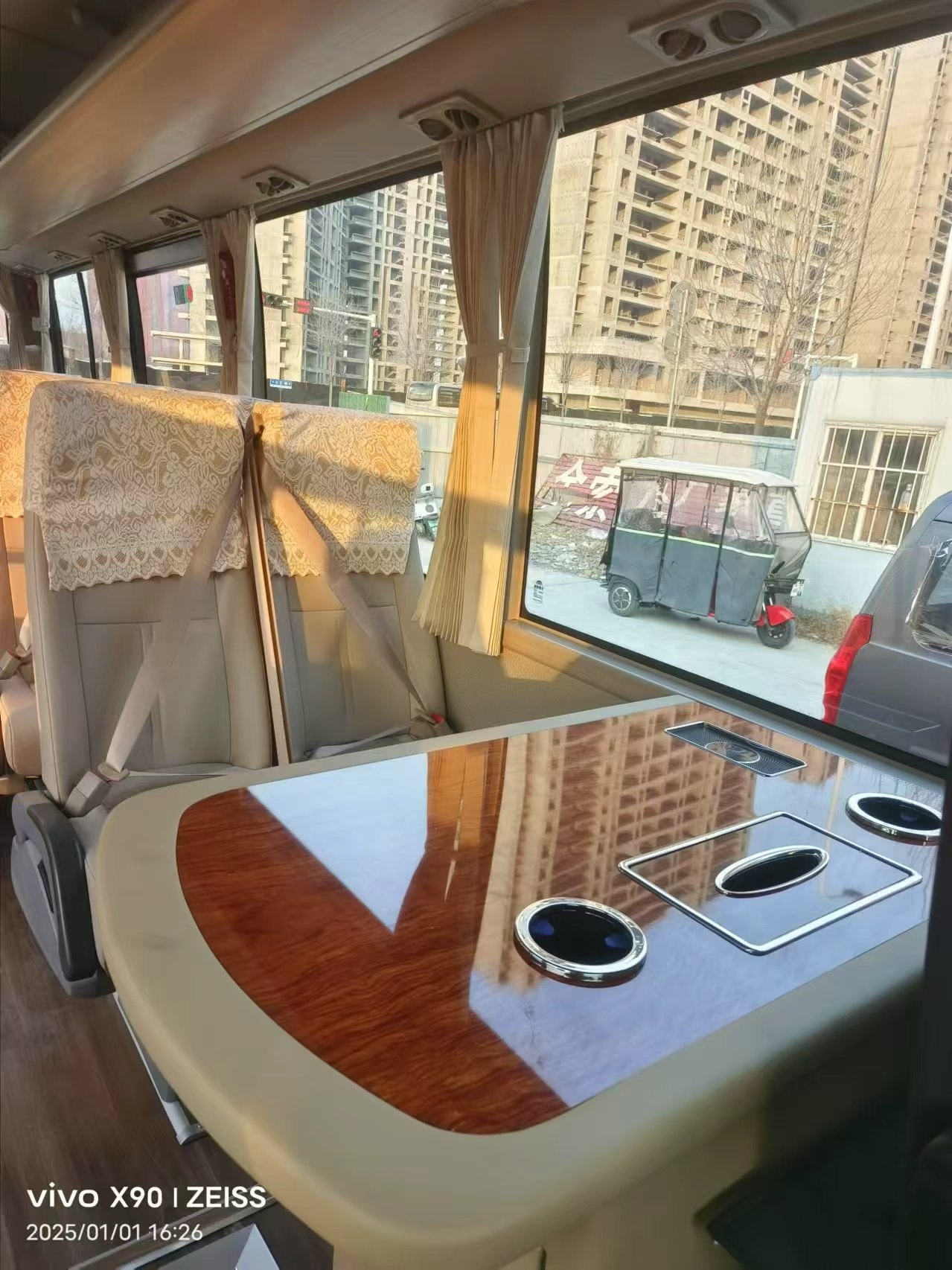Yutong Midibus — 26-Person Rated Capacity - vehicle photo 1