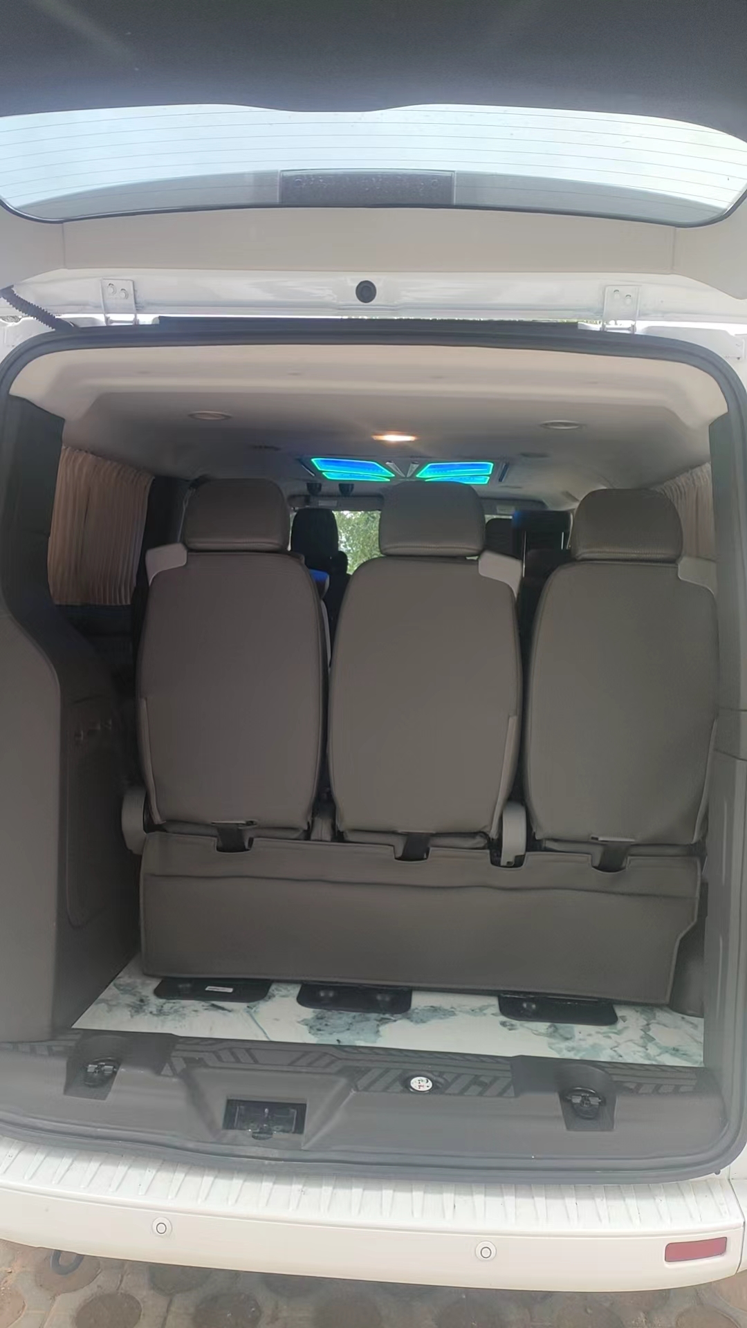 White Ford MPV - vehicle photo 4
