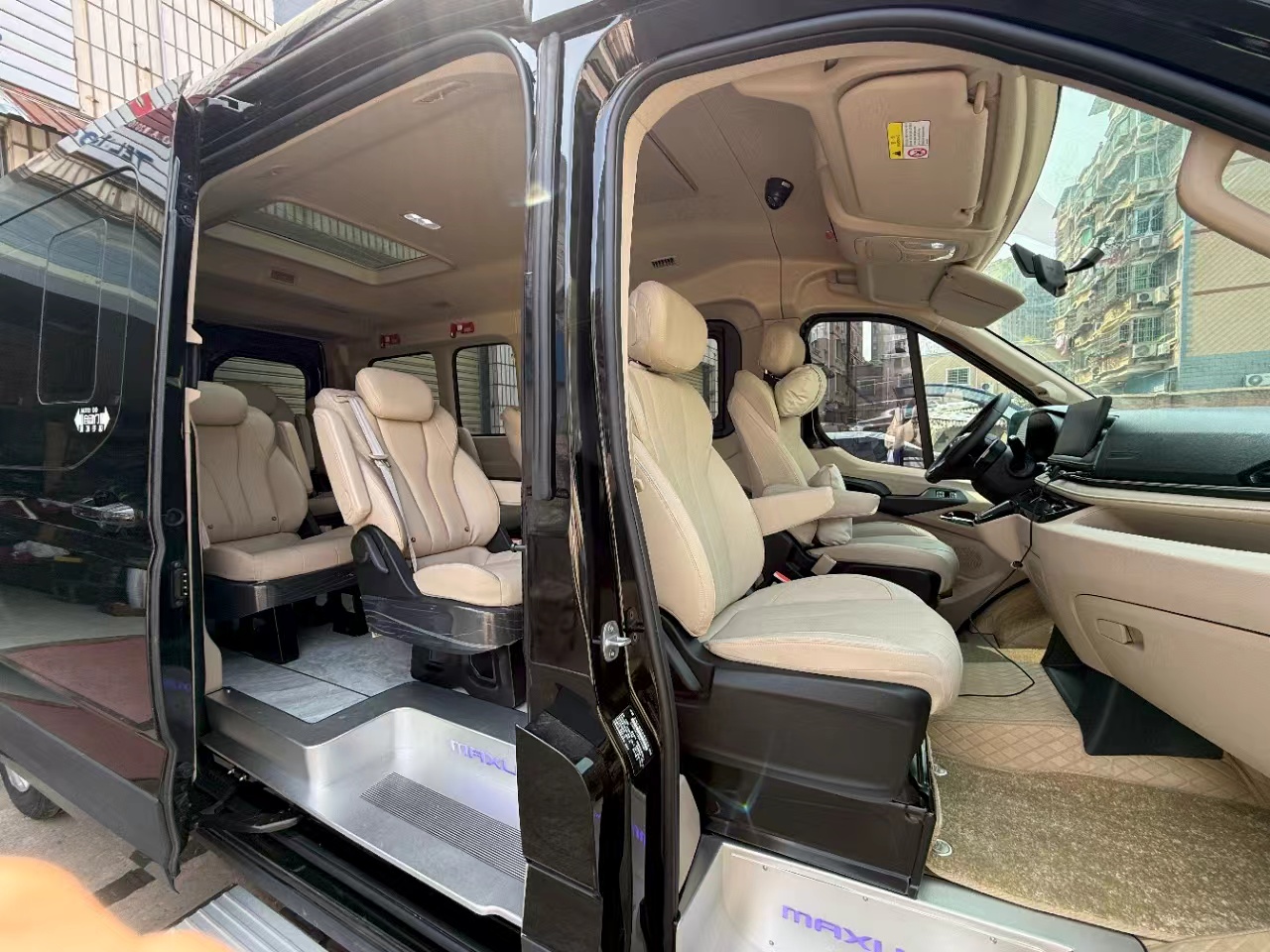High-Roof MAXUS Minibus - vehicle photo 4