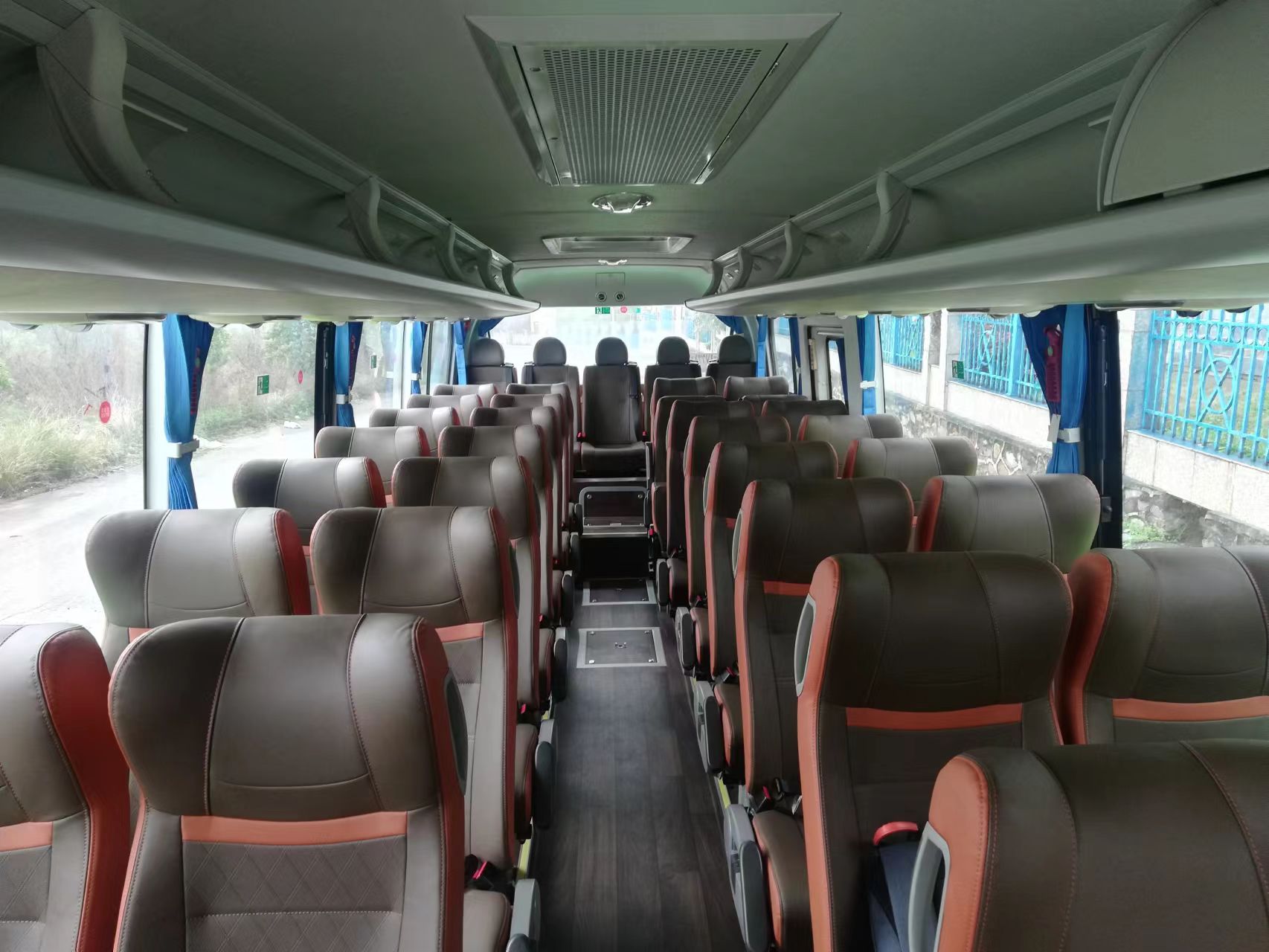 Yutong Coach — 38-Person Rated Capacity - vehicle photo 2