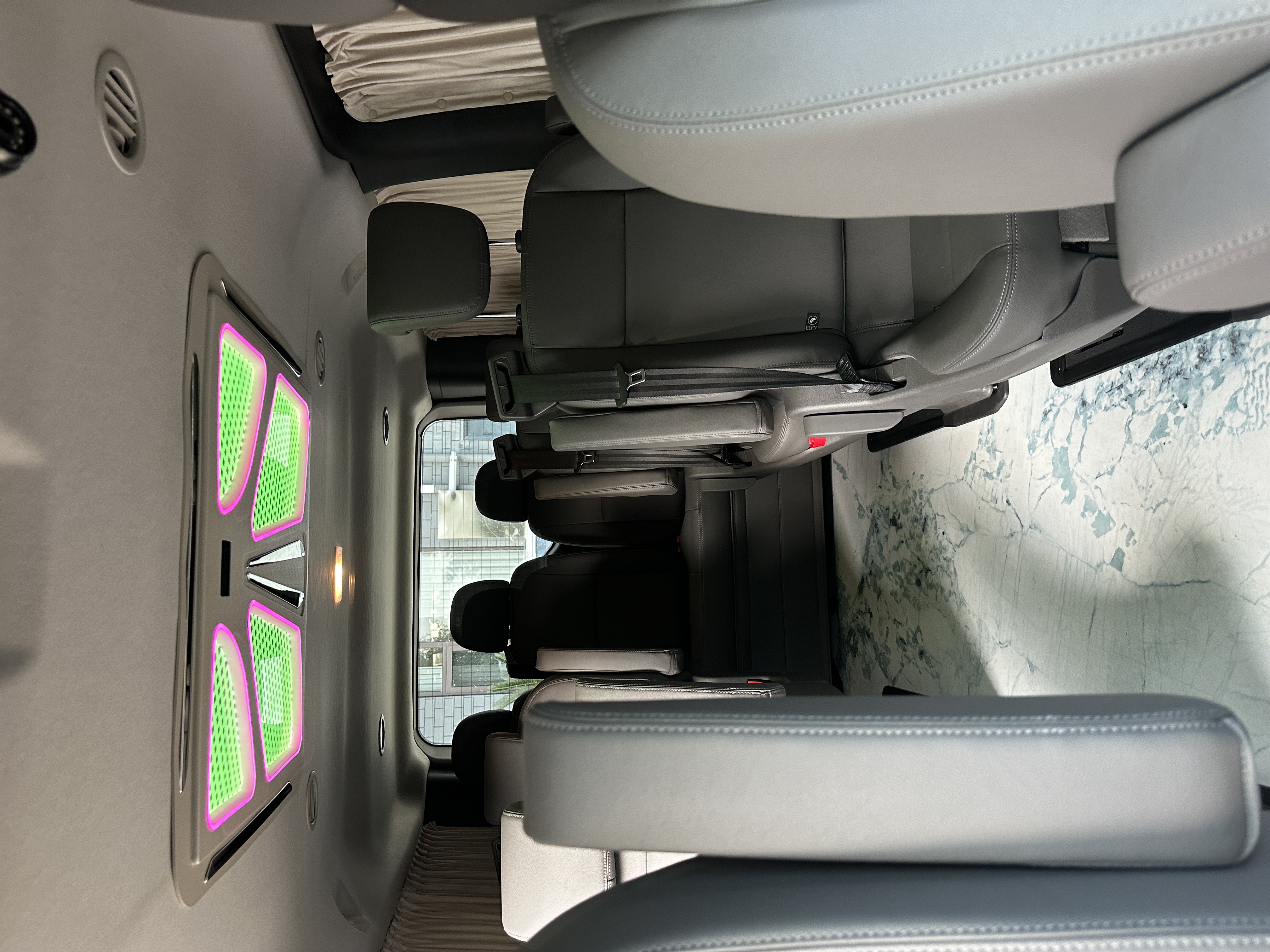 White Ford MPV - vehicle photo 8