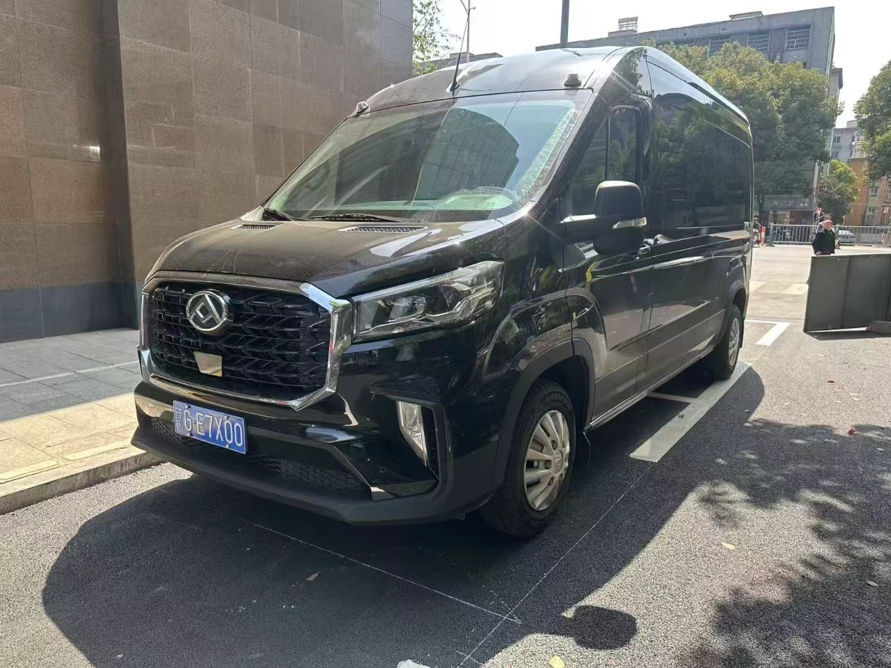 High-Roof MAXUS Minibus - vehicle photo 1