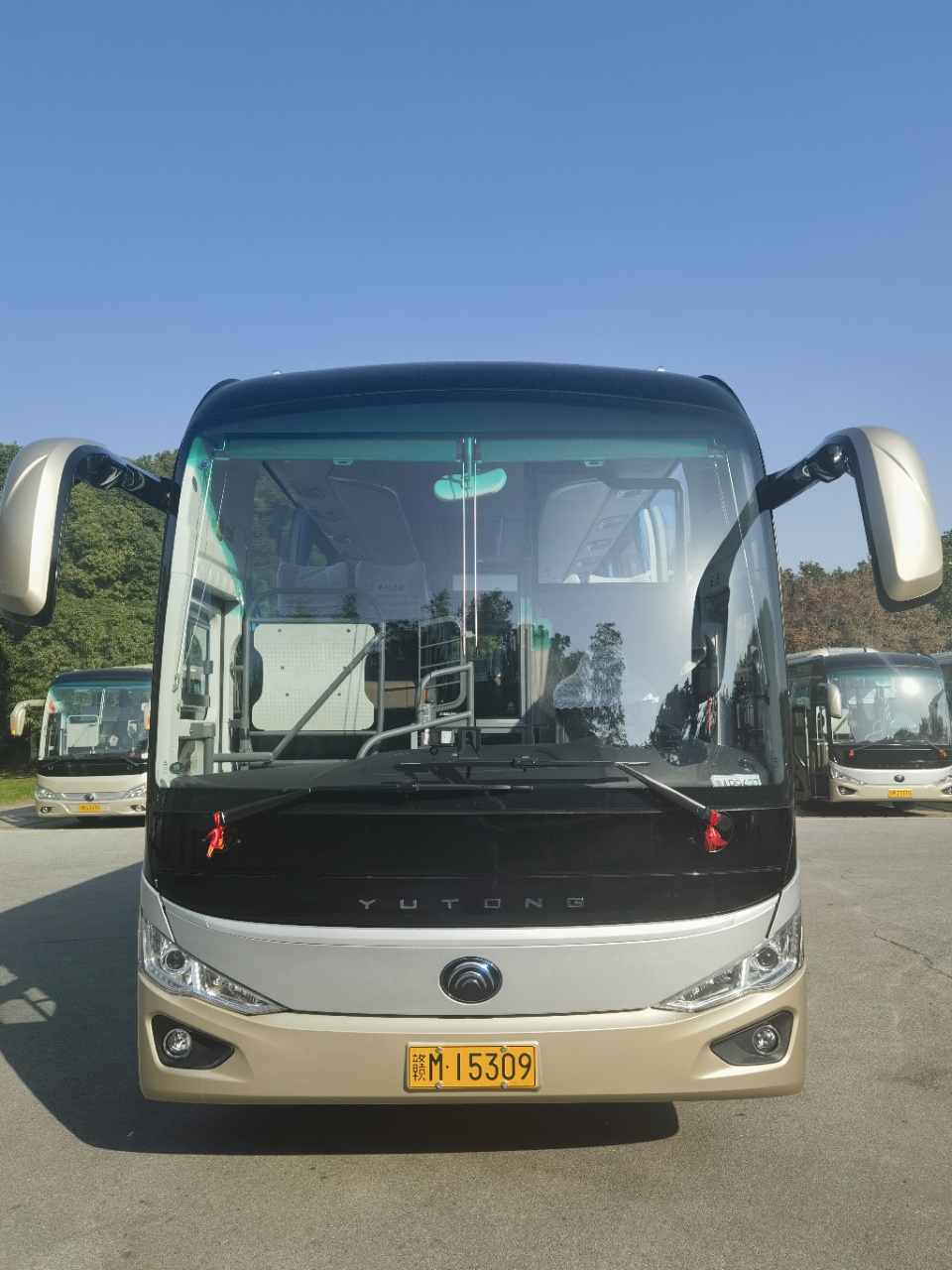 Yutong Coach — 50 Seats - vehicle photo 1