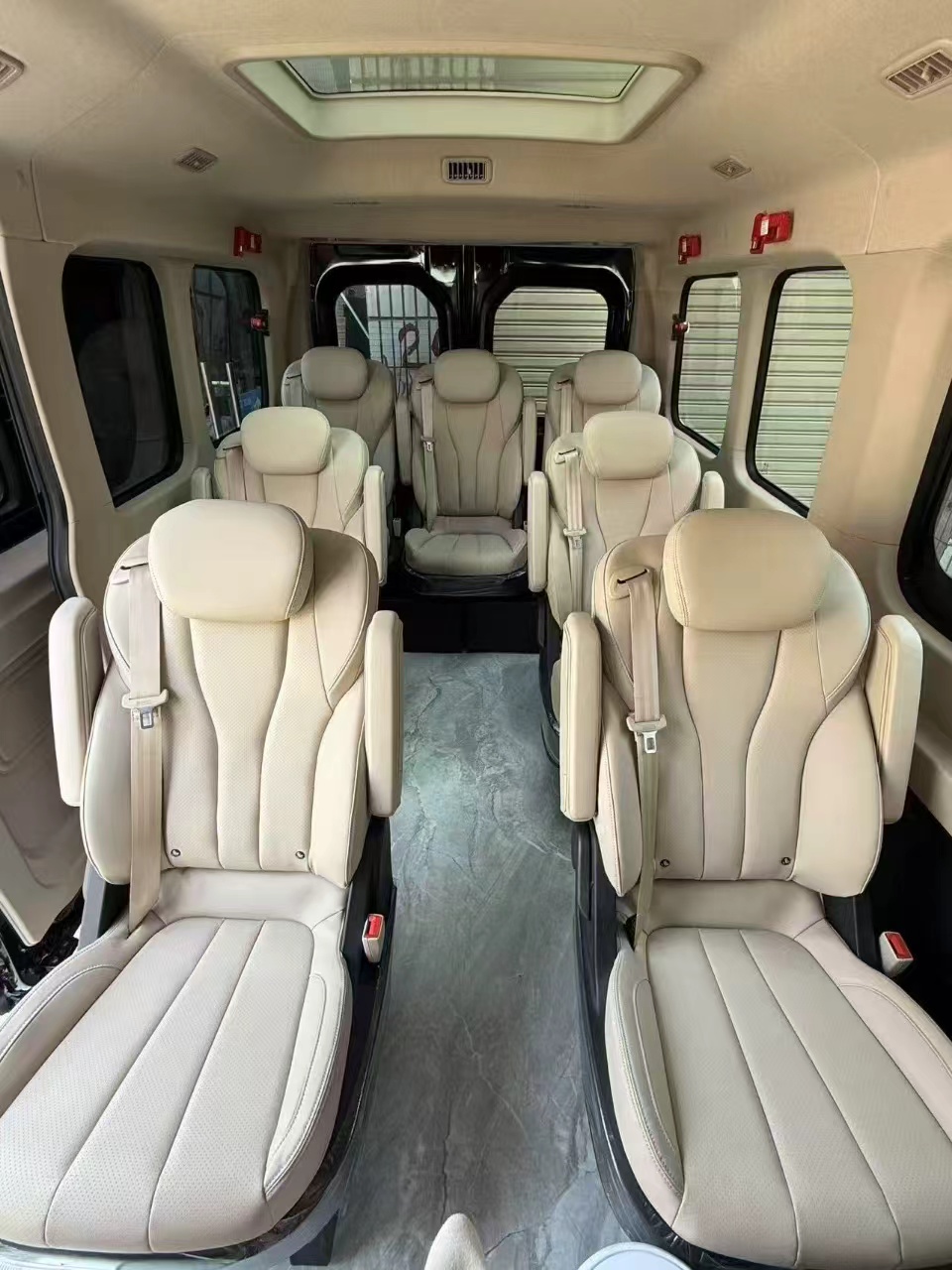 High-Roof MAXUS Minibus - vehicle photo 3