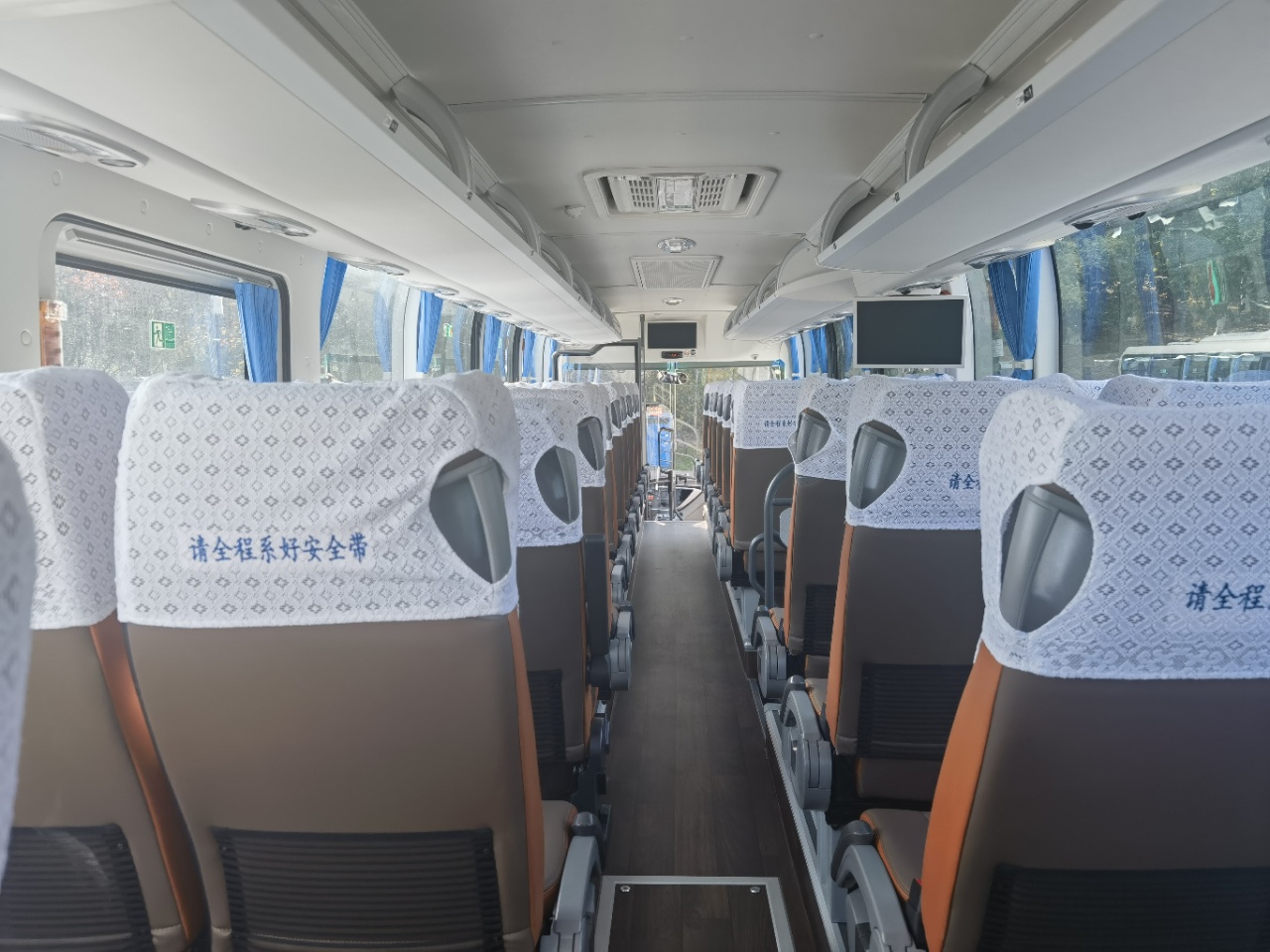 Yutong Coach — 50 Seats - vehicle photo 2