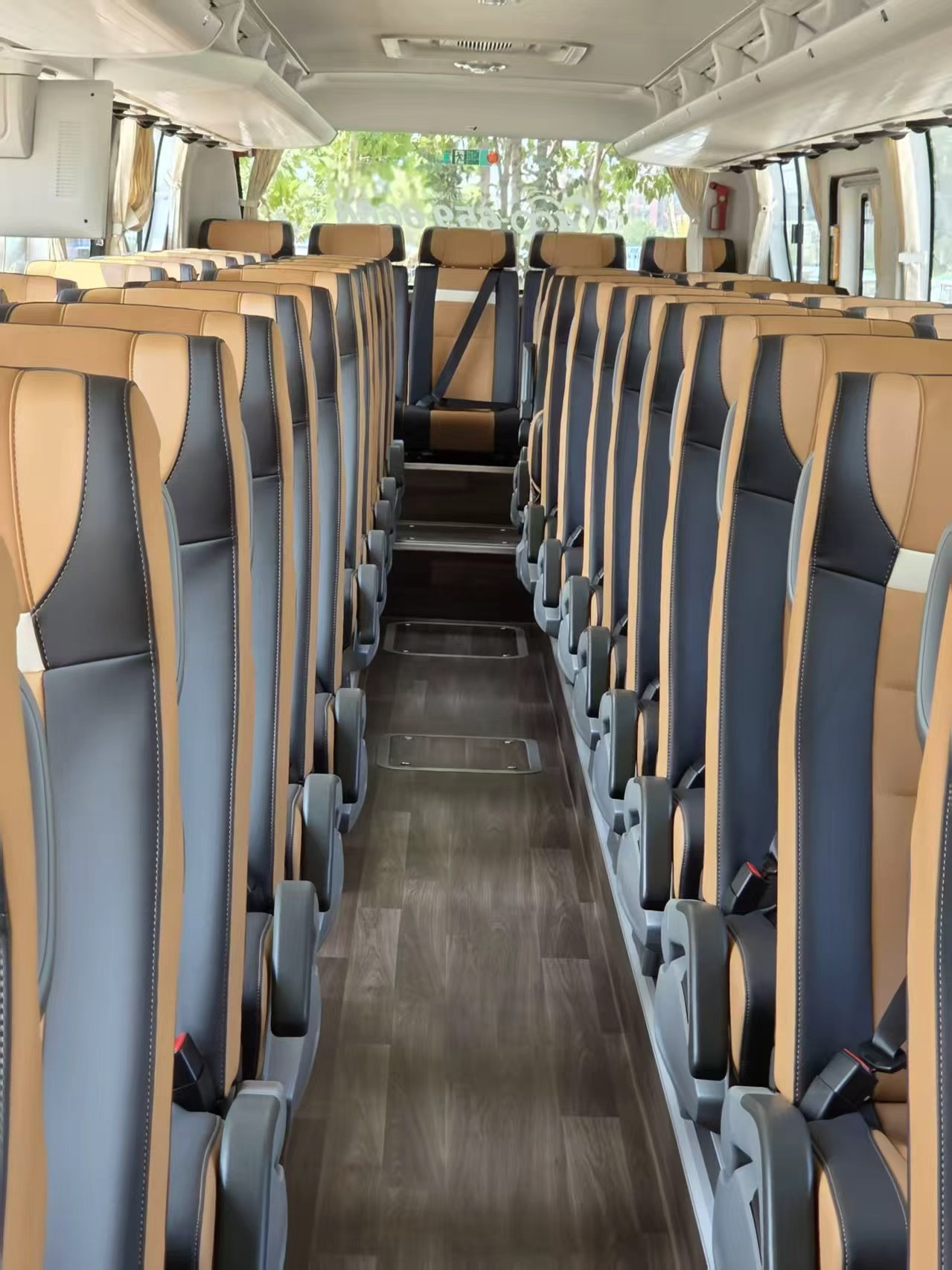 Yutong Coach — 56-Person Rated Capacity - vehicle photo 3