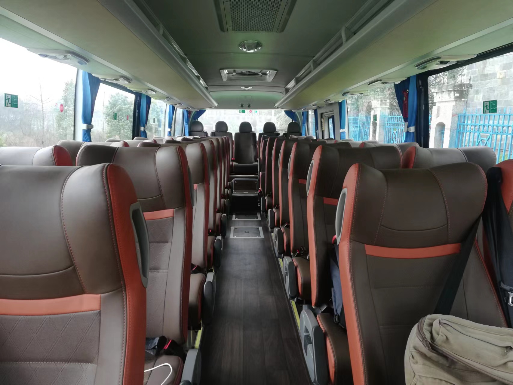 Yutong Coach — 38-Person Rated Capacity - vehicle photo 3