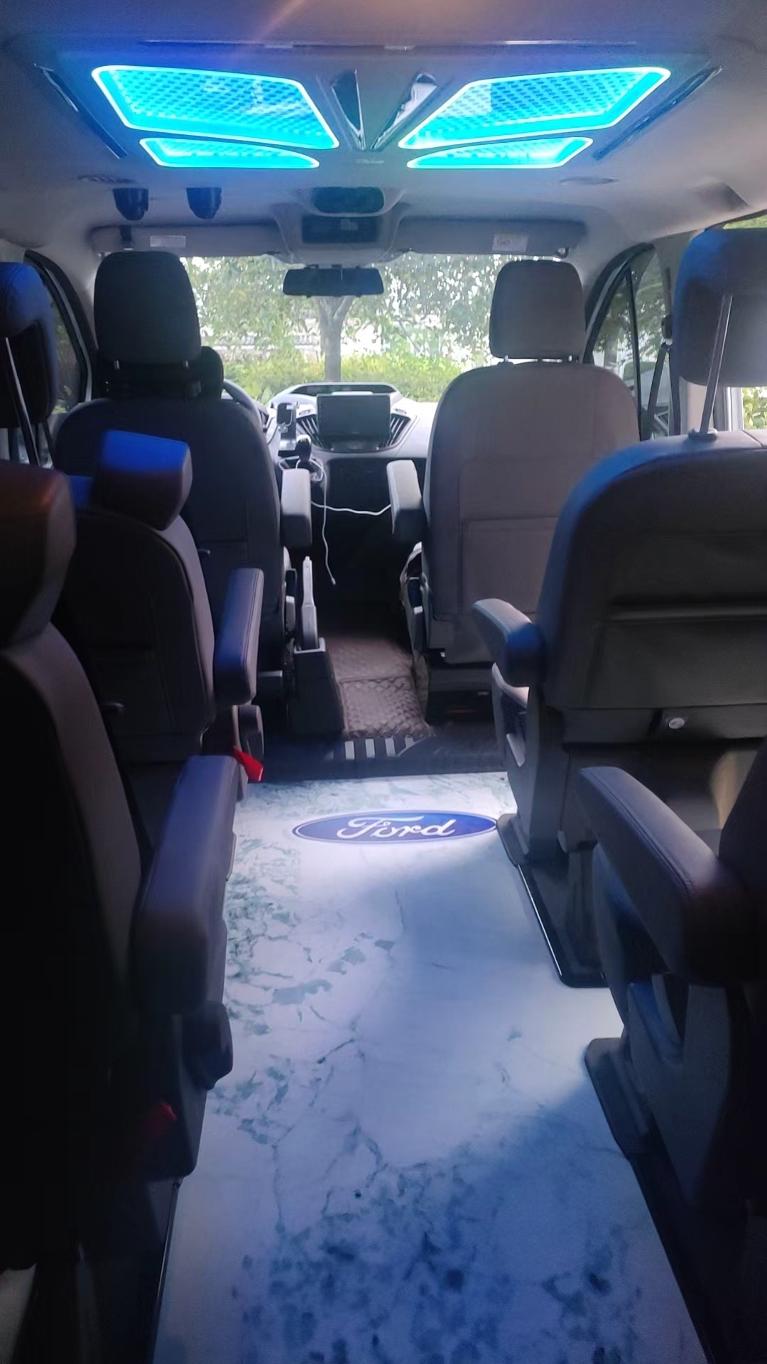 White Ford MPV - vehicle photo 3