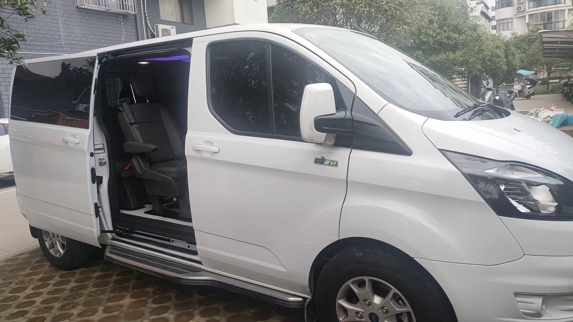 White Ford MPV - vehicle photo 6