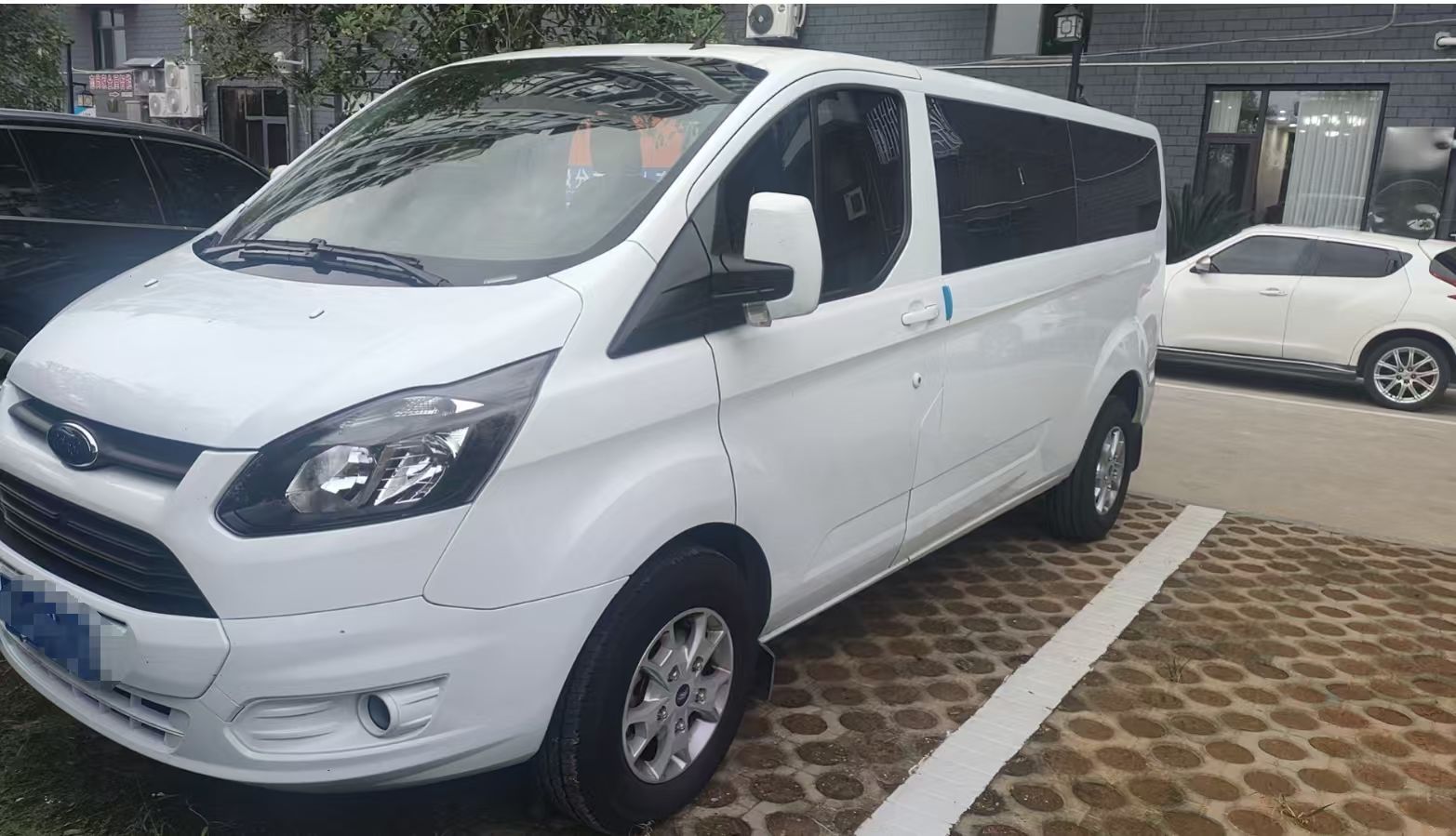 White Ford MPV - vehicle photo 1
