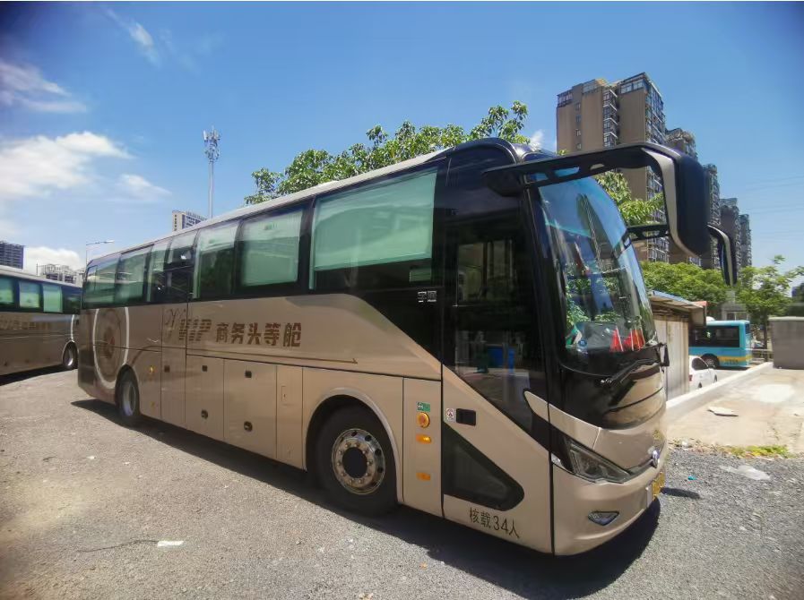 Yutong Coach — 34-Person Rated Capacity - vehicle photo 1