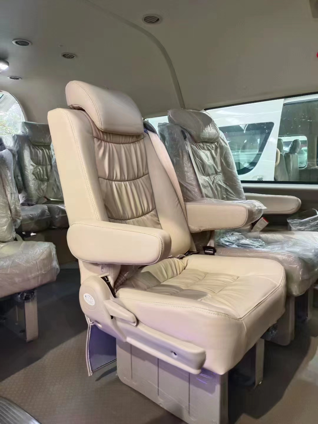 Two-Tone High-Roof Minibus - vehicle photo 2