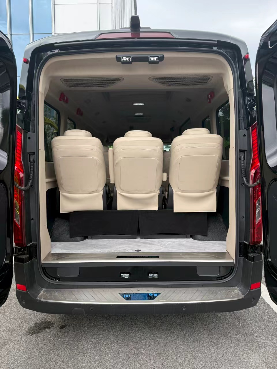 High-Roof MAXUS Minibus - vehicle photo 5