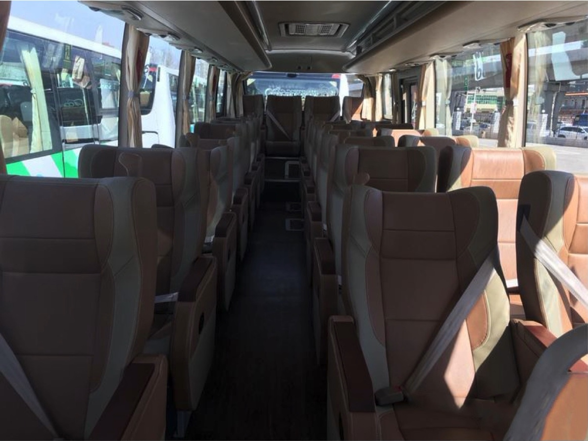 Yutong VIP Coach — 23+1 Seats - vehicle photo 1