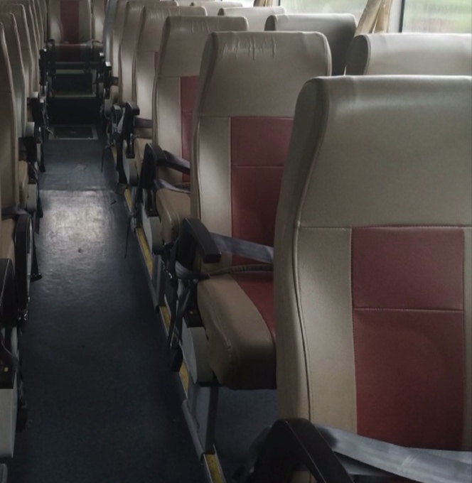 Yutong Coach — 34+1 Seats - vehicle photo 1