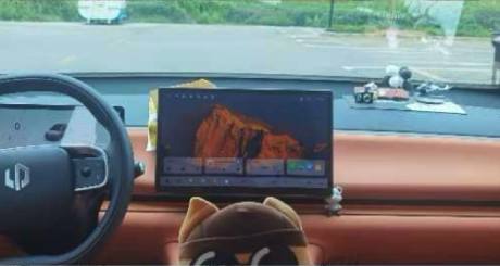 Vehicle photo 2